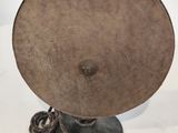 un gros objet métallique surmonté d'une corde