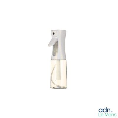 une image représentant un vaporisateur blanc sur fond blanc