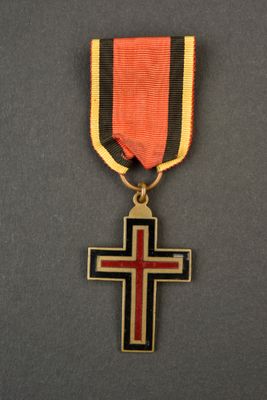 Gros plan sur une médaille ornée d'une croix
