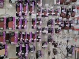 un vaste choix d'articles violets et blancs dans un magasin