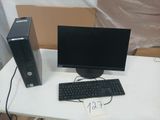 un ordinateur de bureau posé sur une table avec un clavier et une souris