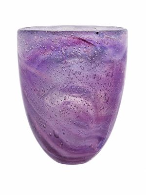 un gros plan sur un verre violet recouvert de gouttelettes d'eau