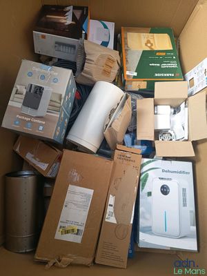 une boîte en carton remplie d'appareils électroniques et d'autres objets