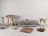 beaucoup d'objets en argent qui se trouvent sur la table