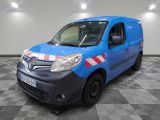 la photo d'une camionnette bleue garée dans un garage