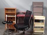 beaucoup de chaises de bureau et un bureau sur lequel se trouve un ordinateur