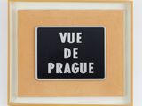 un panneau en noir et blanc sur lequel est inscrit « vue de Prague »