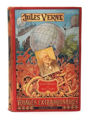 un livre sur lequel figure la photo d'un homme en costume-cravate