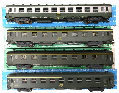 quatre wagons de train miniature sont empilés les uns sur les autres