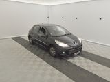 la photo d'une voiture garée dans un garage