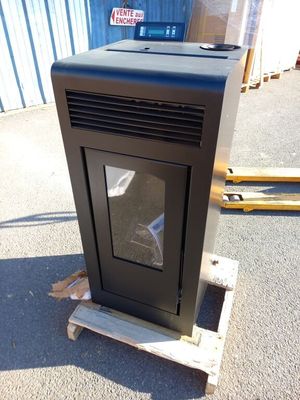 un poêle noir posé sur une palette