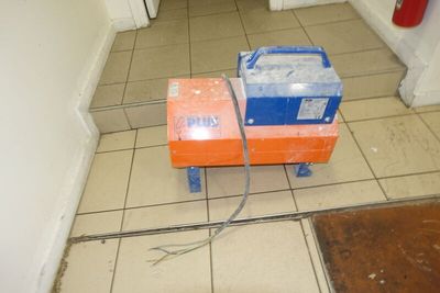 une boîte bleue et orange posée par terre dans une pièce