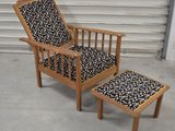 une chaise en bois avec un repose-pieds devant une porte de garage
