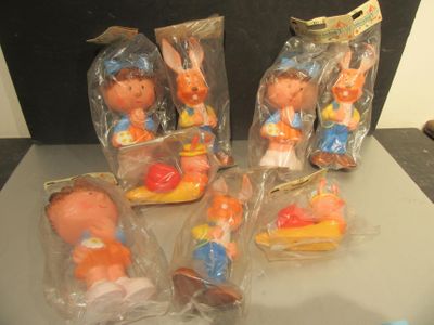 cinq jouets en plastique posés sur une table