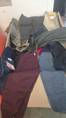 1 / LOT DE 150 kg DE VETEMENTS DE TAILLES ET MARQUES D…