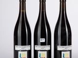 trois bouteilles de vin posées l'une à côté de l'autre sur une table