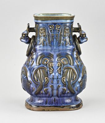un vase bleu muni de deux anses