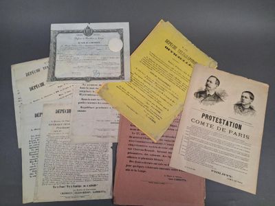 quelques vieux papiers sont empilés les uns sur les autres sur une table