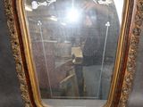 un miroir posé sur un socle en bois