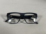 une paire de lunettes noires posée sur une table