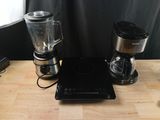 deux mixeurs et une cafetière posés sur une table