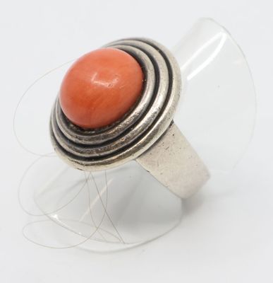 une image d'une bague sertie d'une pierre orange