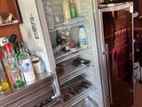 deux réfrigérateurs ouverts dans une cuisine