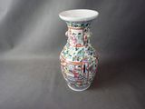 un vase posé sur une table à fond gris