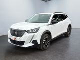 Le SUV blanc est garé dans un showroom au sol noir.