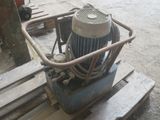 une machine posée sur une palette, dans la boue