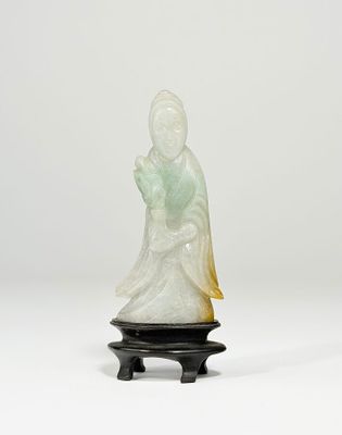 l'image d'une statue représentant une femme tenant un bébé dans ses bras