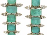 une paire de boucles d'oreilles en émeraude et diamant