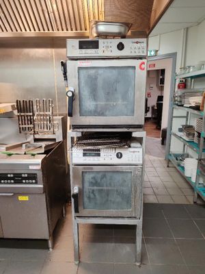 deux fours superposés dans la cuisine