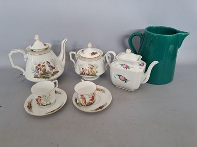 une théière, une tasse à thé, une soucoupe et une soucoupe posées sur une table