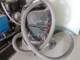 un aspirateur posé par terre à côté d'un ordinateur
