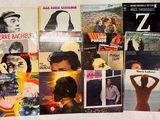 un grand nombre de livres posés sur une table