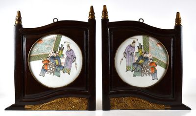 paire d'assiettes anciennes en porcelaine chinoise sur un socle en bois