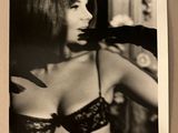 photographie en noir et blanc d'une femme portant un haut de sport et des gants