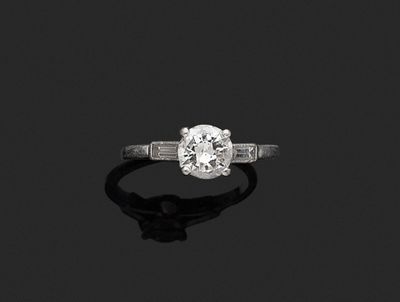 une bague à une pierre en diamant,