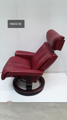 Fauteuil inclinable STRESS LESS en cuir rouge.