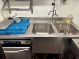 un évier et un lave-vaisselle dans une petite cuisine