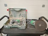 une vieille boîte à outils posée sur une table à côté d'une mallette à outils