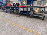 une table sur laquelle sont posées plusieurs caisses, dans un entrepôt