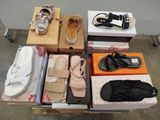 plusieurs paires de chaussures posées sur une table