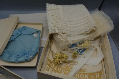 une boîte contenant une robe et un chapeau