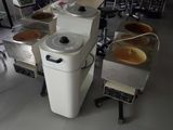 une machine posée sur une table, avec des bols remplis de nourriture