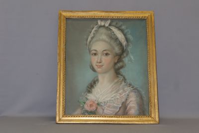 portrait d'une femme vêtue d'une robe rose, portant un bandeau blanc et tenant une rose rose