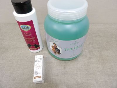 un flacon de dentifrice et un tube de dentifrice à côté
