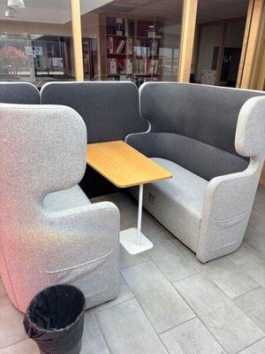 deux chaises et une table au milieu d'une pièce