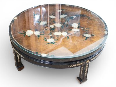 CHINE, XXE Table basse de forme ronde en bois laqué à décor …